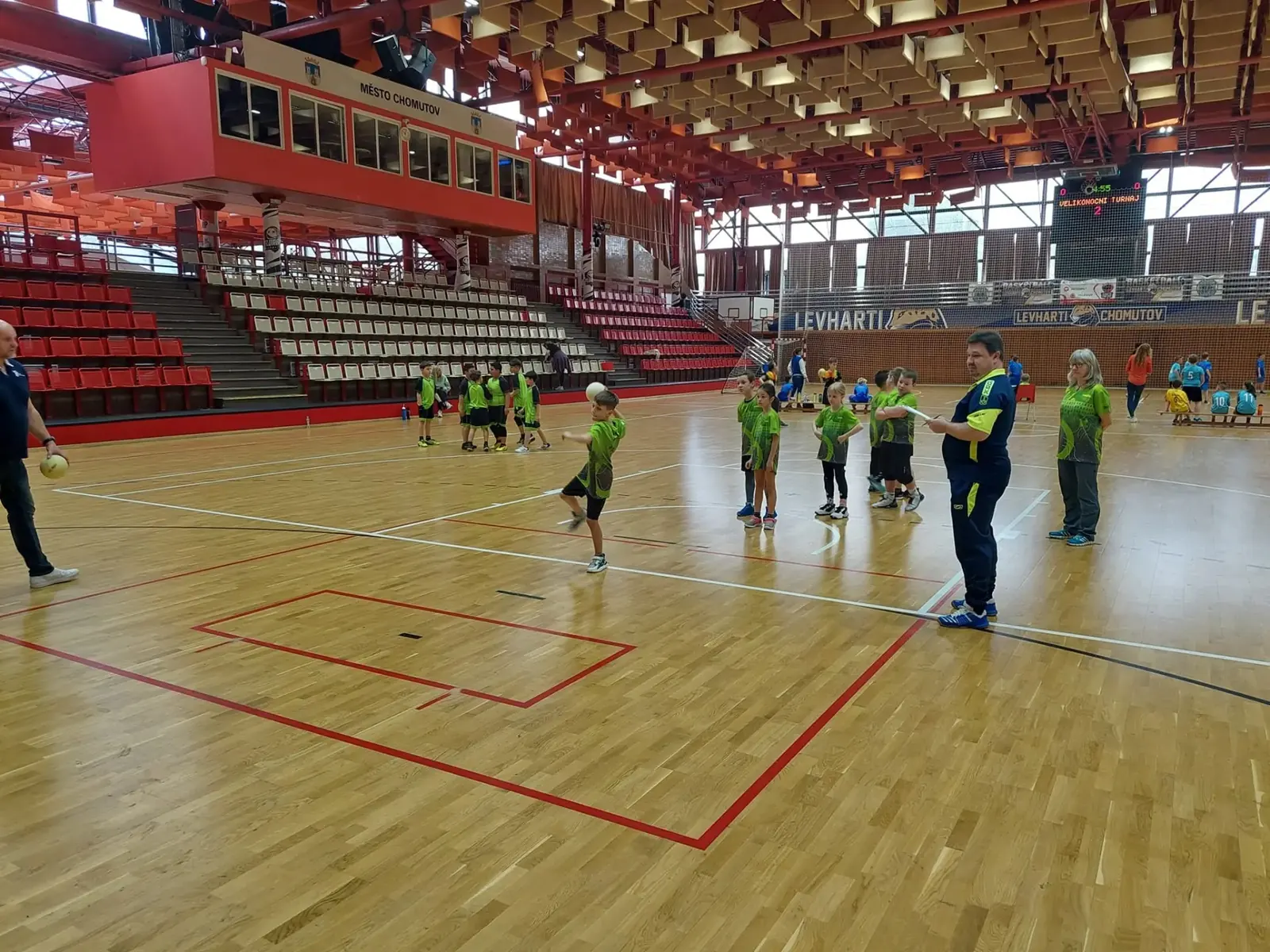 Trénink mládeže Handball Chomutov ve sportovní hale